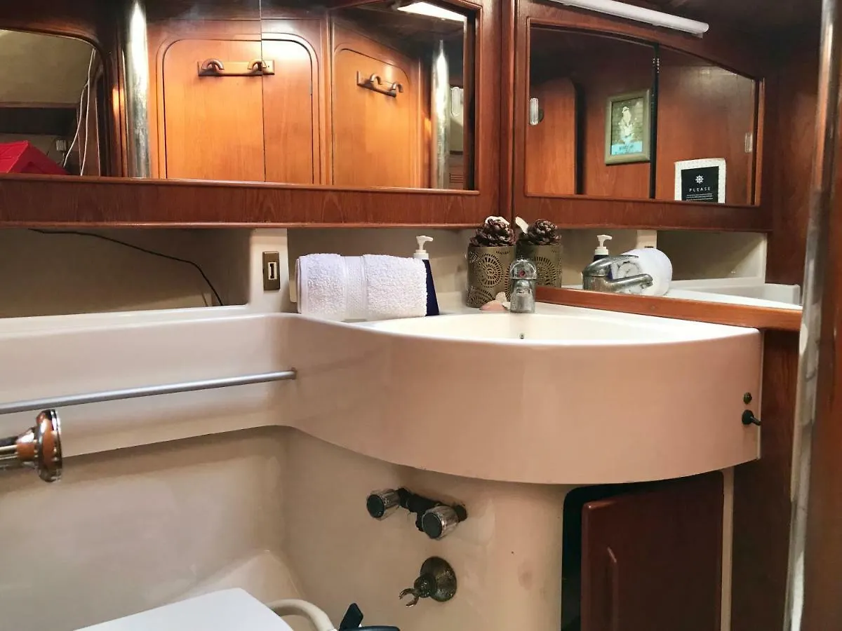 Hotel en barco Sleep&BoatsBreakfast Barcelona City Sant Adrià de Besòs