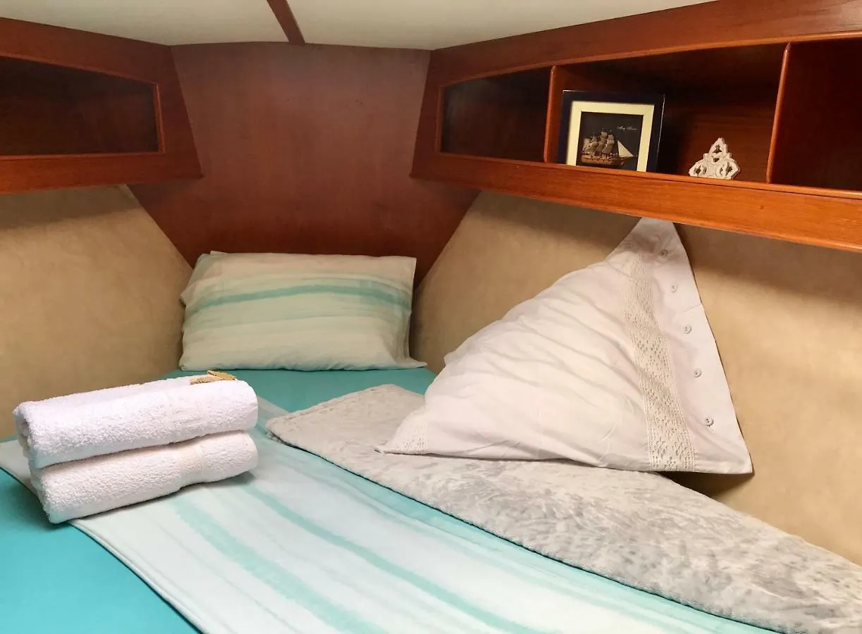 Hotel en barco Sleep&BoatsBreakfast Barcelona City Sant Adrià de Besòs España