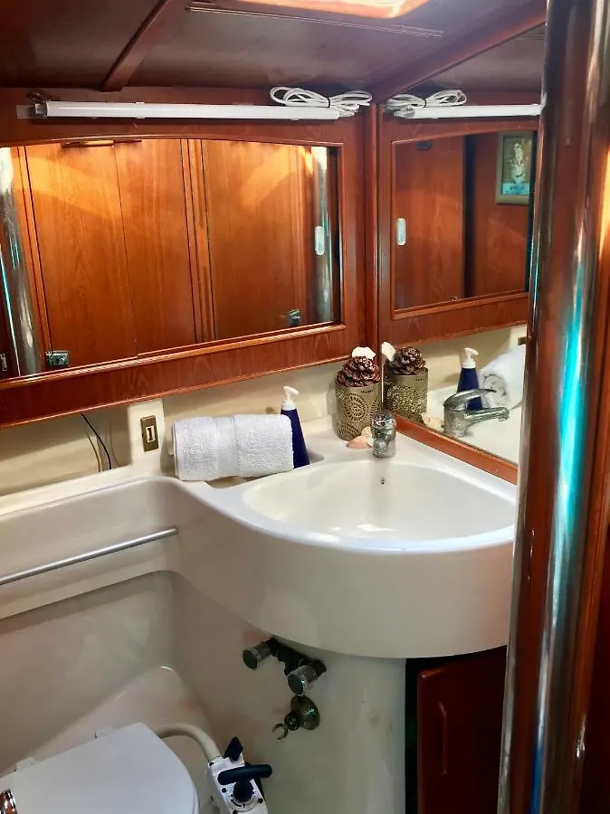 Hotel en barco Sleep&BoatsBreakfast Barcelona City Sant Adrià de Besòs